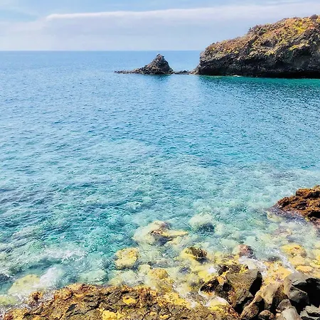 Luxury House With 3 Bedrooms And Ocean And Mountain Views Апартаменты *